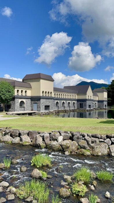 諸橋近代美術館　敷地内川岸からの風景