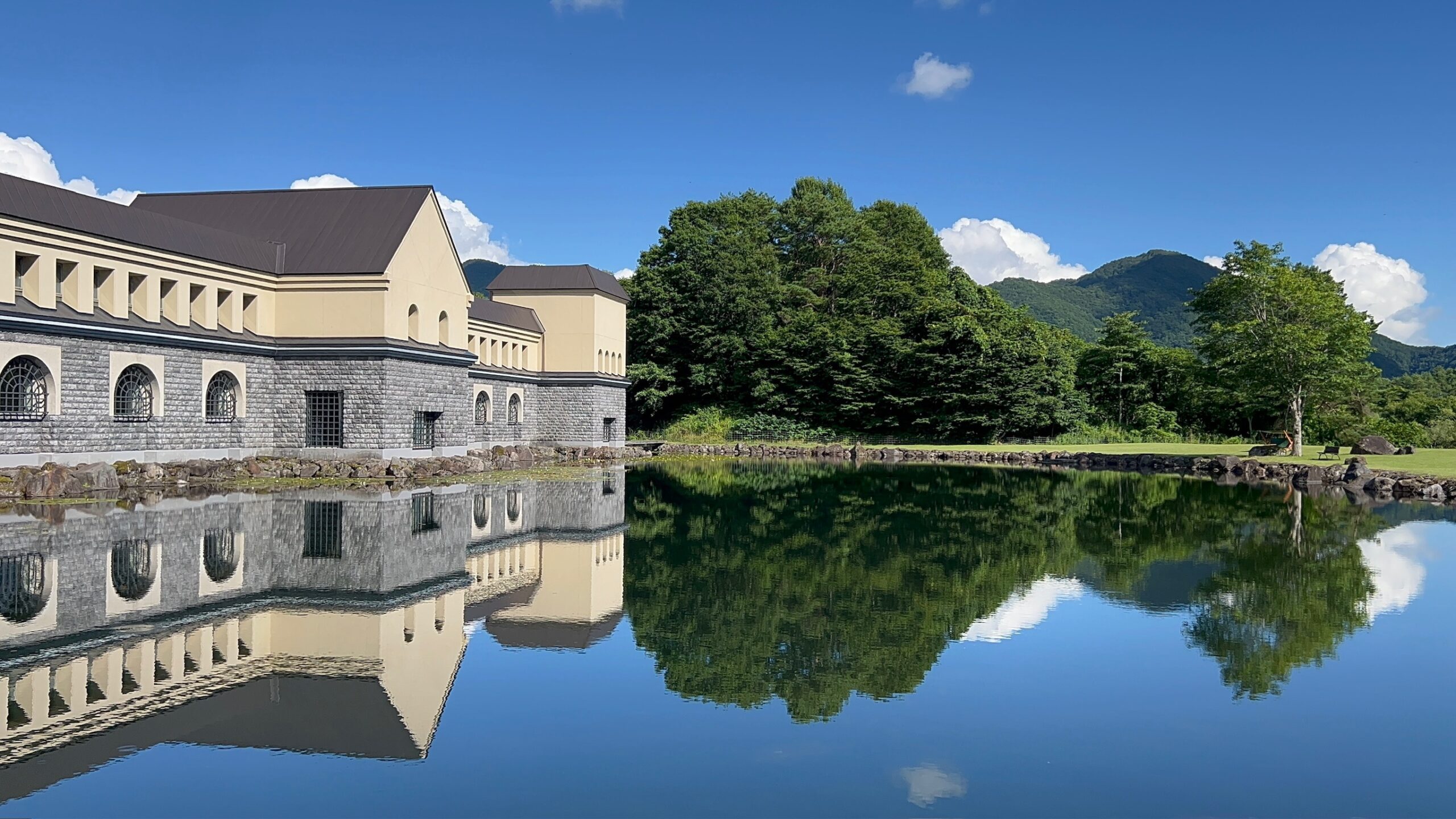 諸橋近代美術館　池に映る夏の外観