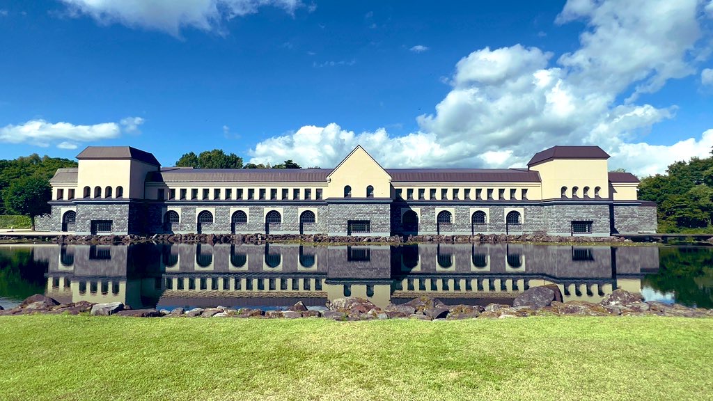 諸橋近代美術館　池に映る夏の外観