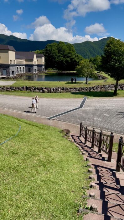 諸橋近代美術館　駐車場からの階段